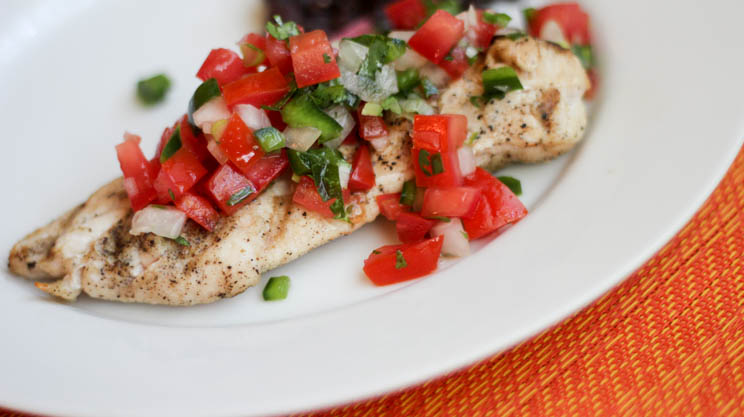 I love the fresh flavors of the pico over the top of a flavorful grilled chicken breast! Great way to add easy and exciting flavor to chicken and get in more protein after WLS. #bariatricrecipes #gastricsleeverecipes #gastricbypassrecipes #bariatricsurgerydiet