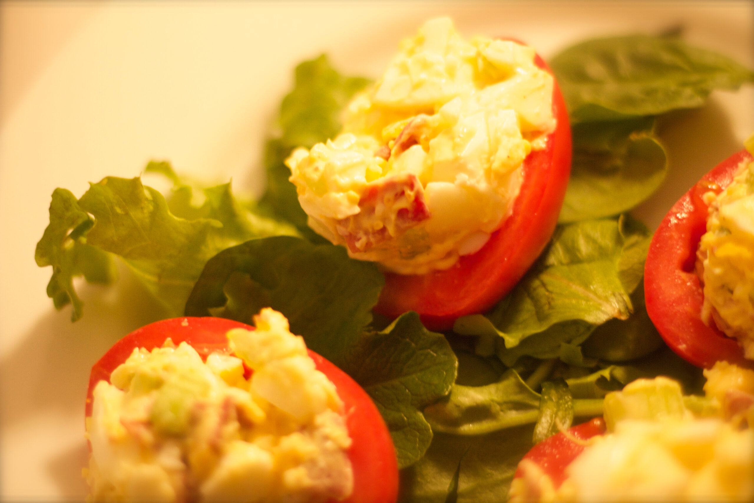 Turkey Bacon Egg Salad - served in a tomato! Packed with protein and flavor. Perfect for postop bariatric surgery patients. #wls #vsg #rny #foodcoachme