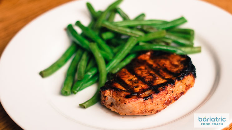 Barbecue grilled pork chops with green beans 